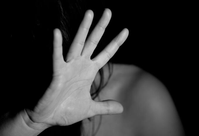 Violencia contra la mujer Abuso a una mujer en Embajada de Caracas en Grecia.