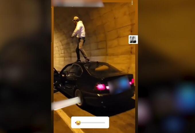 Hombre baila sobre su carro en movimiento
