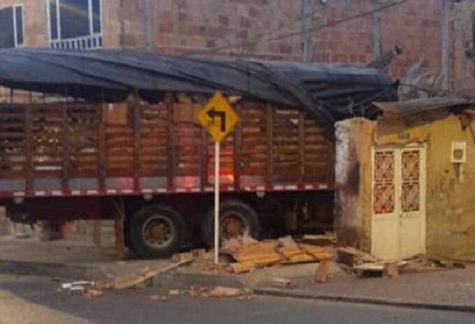 Camión se estrella contra casa Camión se estrella contra casa