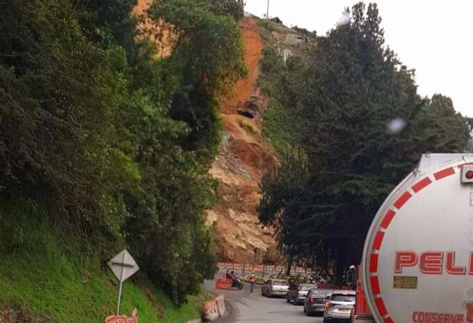CAÍDA DE ROCAS EN LA LÍNEA