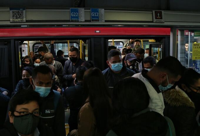 Aglomeración de Transmilenio en pleno tercer pico de contagios de covid-19