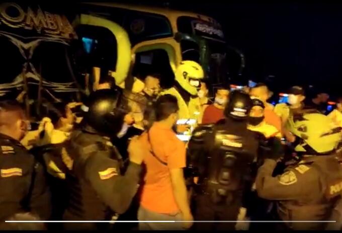 Paro de transportadores en Bucaramanga avanza en medio de enfrentamientos con la fuerza pública.
