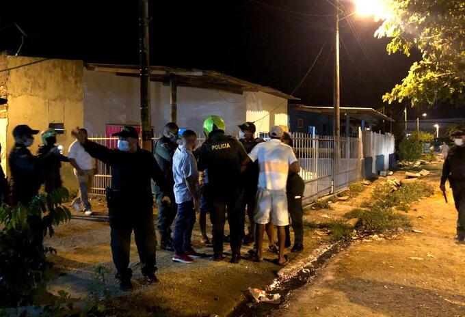 Muchas personas no acataron la ley seca y toque de queda .