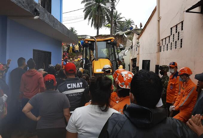 Tres personas muertas por caída de un muro tras fuerte aguacero en Florencia Caquetá