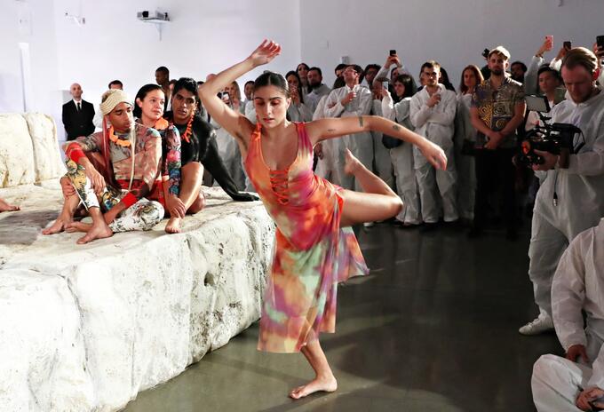 Lola León, hija de Madonna, sin depilar sus axilas