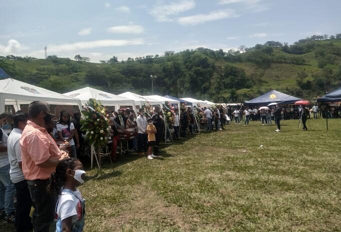 Los cuerpos de los 11 mineros fueron despedidos en Irra,Risaralda.
