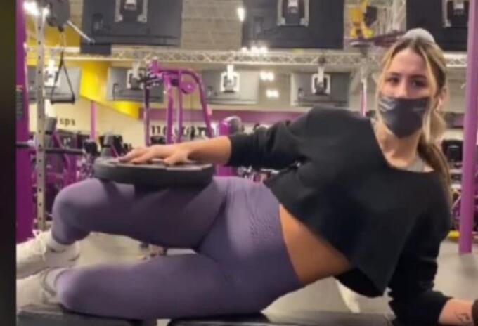 Joven acosada en el gimnasio