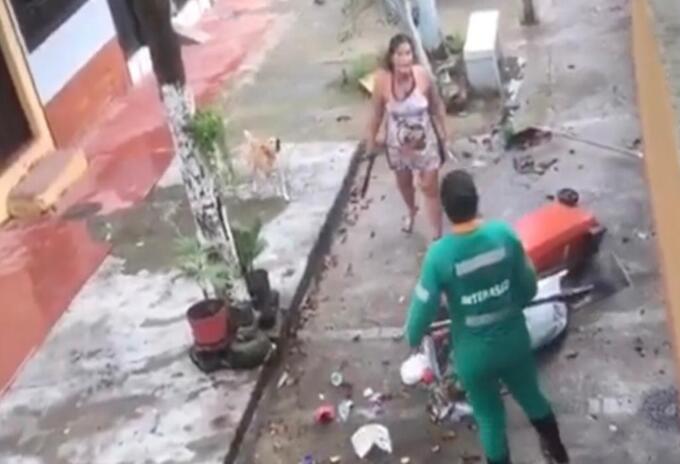 Mujer atacó con machete y humilló a una trabajadora del aseo