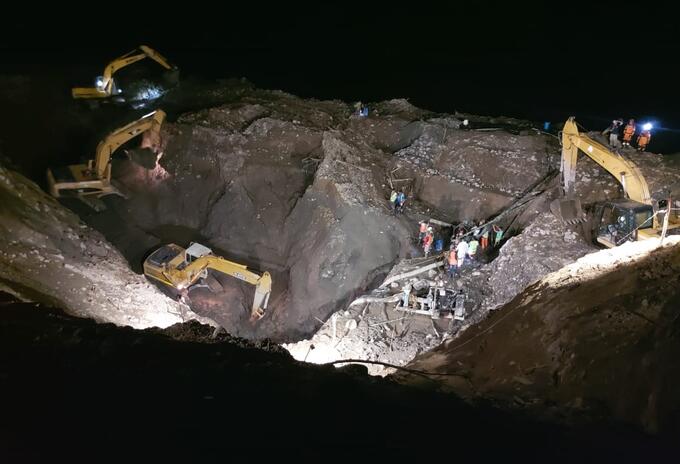 Día y noche el personal de socorro trabaja para reducir el nivel del agua del Río Cauca. Día y noche el personal de socorro trabaja para reducir el nivel del agua del Río Cauca.
