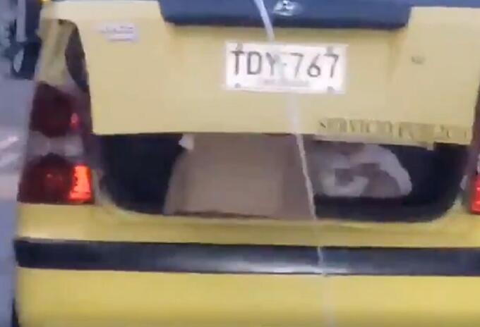 Niño en el baúl de un taxi