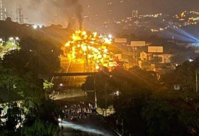 En medio de enfrentamientos con el Esmad, manifestantes incendiaron el 'peajito social'.