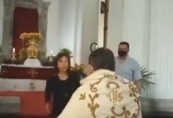Mujer abofetea a sacerdote durante misa Mujer abofetea a sacerdote durante misa