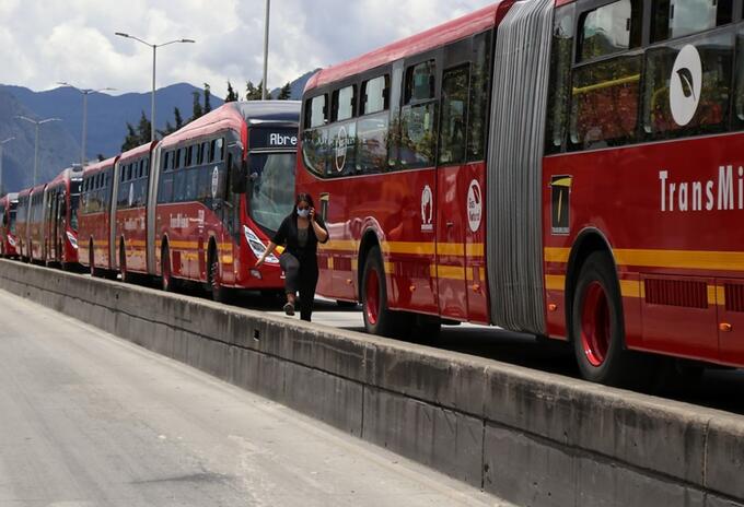 Trancón en Transmilenio por protestas en Bogotá Trancón en Transmilenio por protestas en Bogotá
