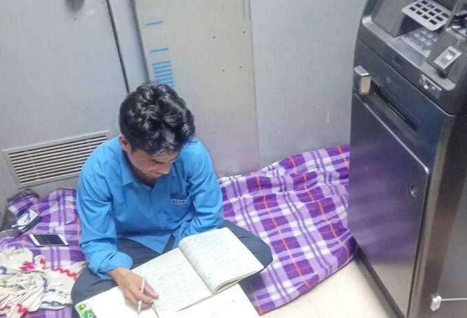 Vigilante estudia en cajero