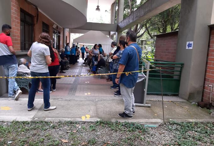 Filas vacunación Medellín