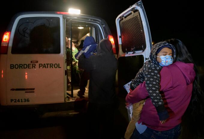 Niños migrantes en la frontera de EE.UU. y México