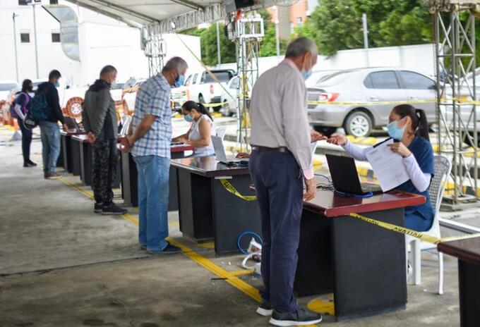 Vacunación masiva en Medellín.