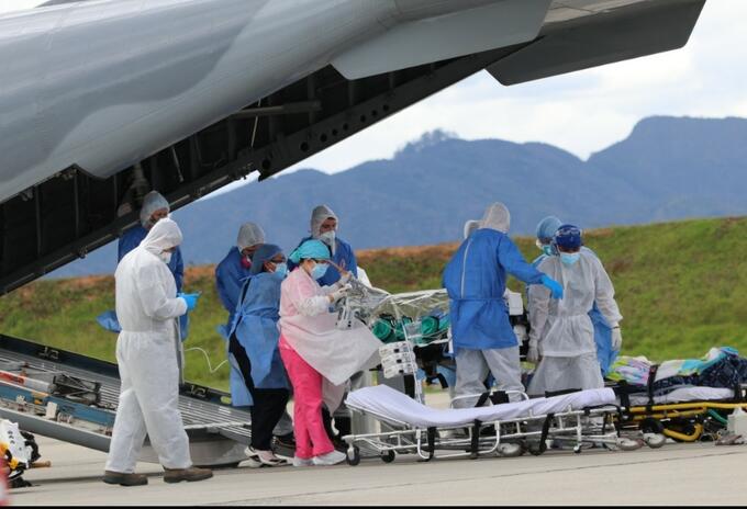 En medio de estrictas medidas de seguridad, la fuerza aérea logró el traslado de varios pacientes a la capital del país.