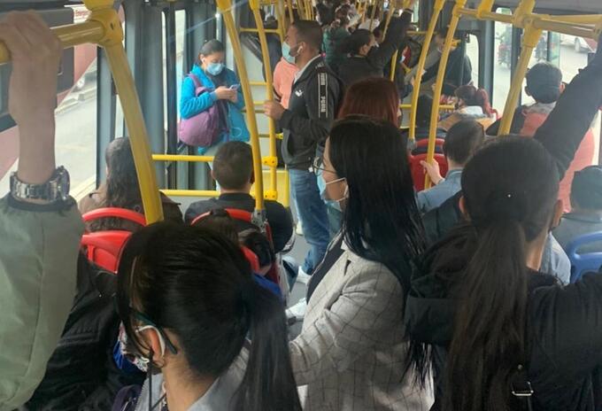 Viaje en un articulado de Transmilenio, en Bogotá