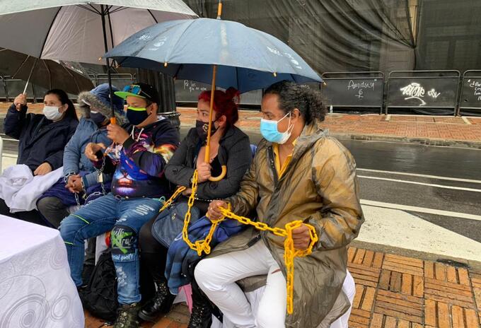 Artistas callejeros encadenados en Bogotá, debido a la pandemia