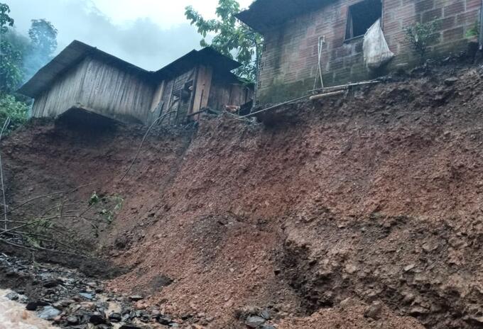 Viviendas afectadas por la creciente de una quebrada en Pueblo Rico, Risaralda