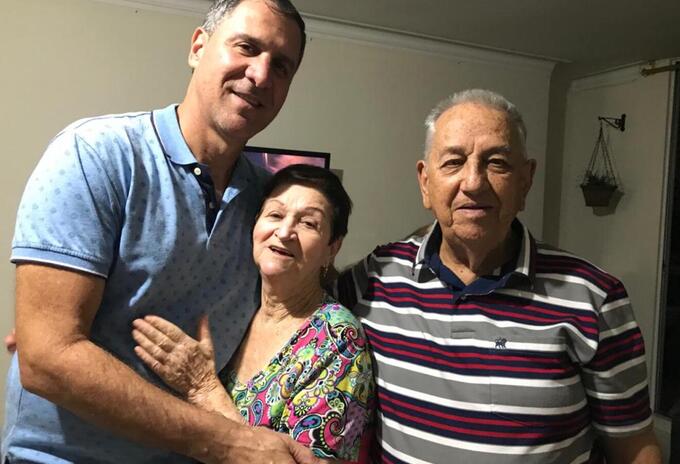 Ricardo Yepes Pérez con su mamá, Ligia, y su papá, Pedro Nel.