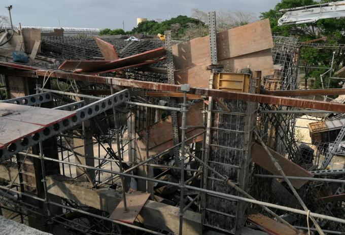 Desplome de una placa de una construcción de Cartagena deja a dos personas con heridas leves