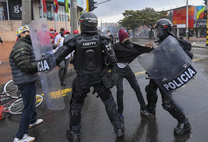 Choque entre manifestantes y la policía antidisturbios, en Bogotá.