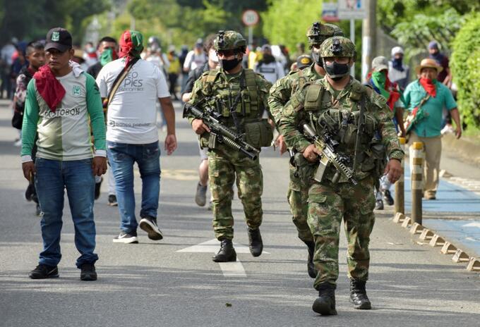 Soldados en Cali, durante las manifestaciones contra las reformas del Gobierno.