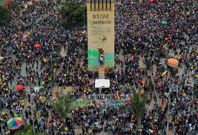Monumento a Los Héroes, en Bogotá, en medio de las marchas del paro nacional