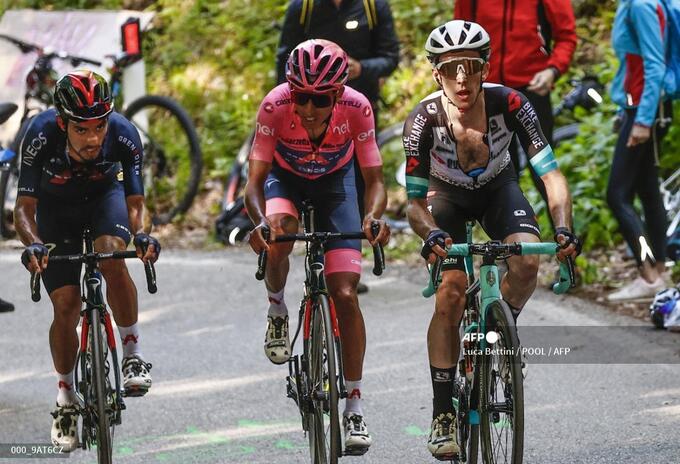 Egan Bernal, Daniel Martínez y Simon Yates