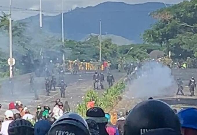 Más de 250 hombres de la Policía están en el municipio restableciendo el control de las vías bloqueadas.