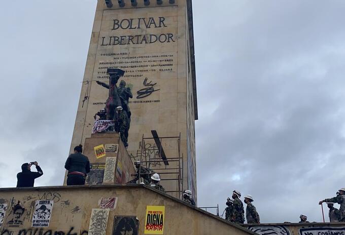 Con grafitis fue rayado monumento de Los Héroes Con grafitis fue rayado monumento de Los Héroes