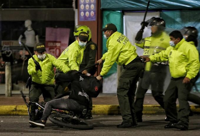 POLICÍA DURANTE LAS PROTESTAS POLICÍA DURANTE LAS PROTESTAS