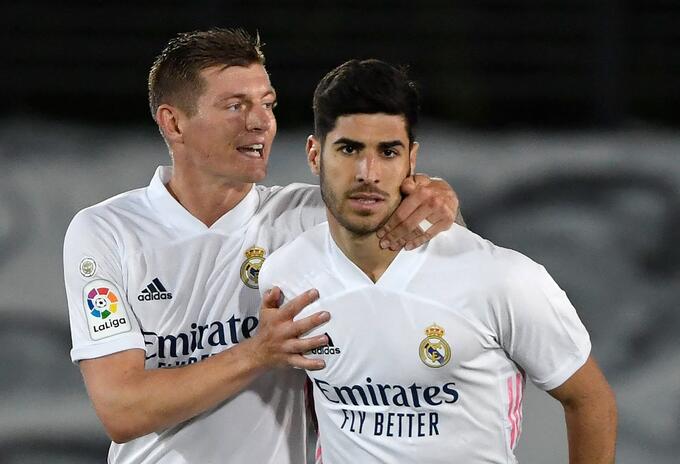 Toni Kroos y Marco Asensio celebran el gol de Asensio Toni Kroos y Marco Asensio celebran el gol de Asensio