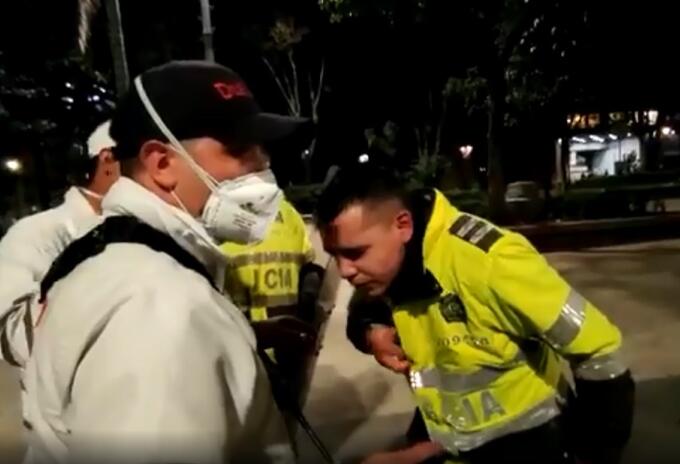 Rocían acido a policía Rocían acido a policía