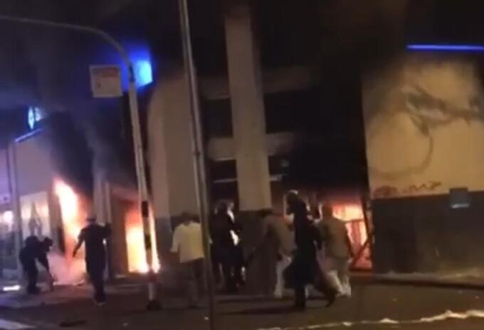 Manifestantes incendiaron entidades y saquearon el comercio