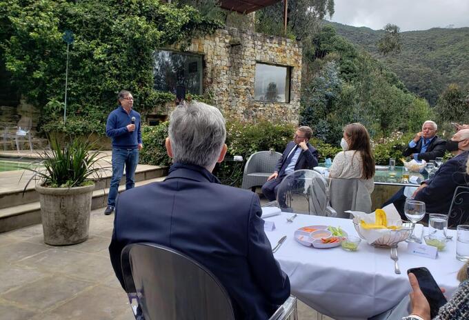 Gustavo Petro en reunión con empresario del país en pleno paro nacional.