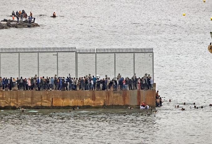 Migrantes africanos cruzan valla de Ceuta
