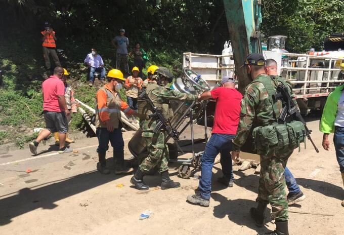 Soldados del Batallón Voltígeros de la Brigada 17 apoyan el transporte de oxígeno.