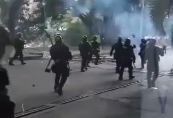 Disturbios en oeste y sur de Cali por despeje de bloqueos viales.