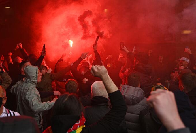 Hinchas Manchester United invaden Old Trafford Hinchas Manchester United invaden Old Trafford