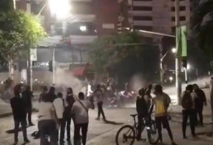 Enfrentamiento entre manifestantes y fuerza pública