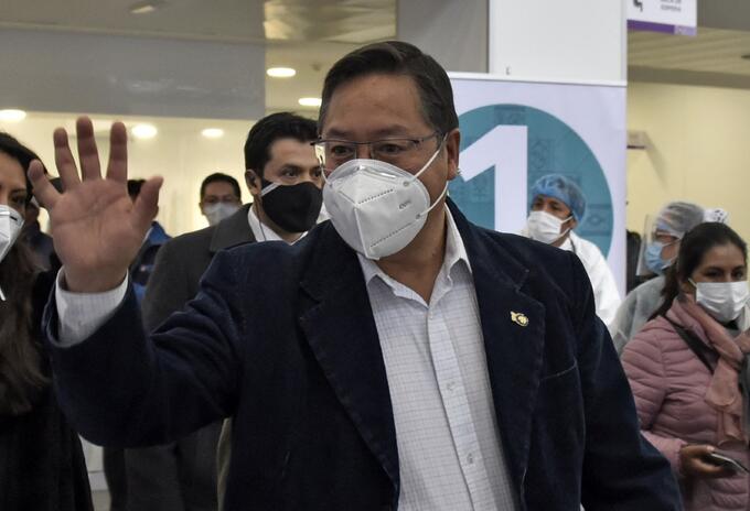 Luis Arce, presidente de Bolivia, llegando al punto de vacunación a ser vacunado contra covid-19.