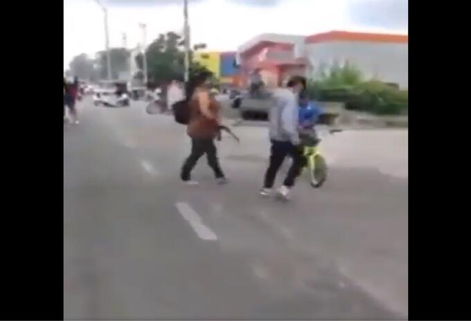Madre saca a su hijo de protesta