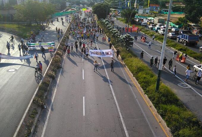 El sistema de transporte masivo Metrolínea suspendió la operación durante algunas horas.