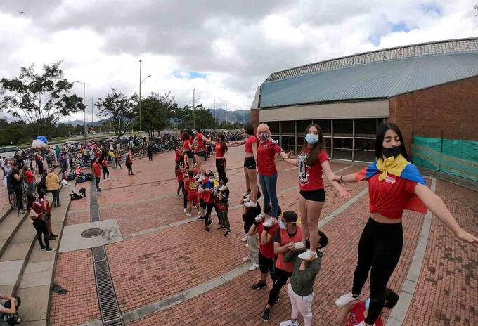Más de 200 porristas protestan por falta de inversión al deporte en Bogotá