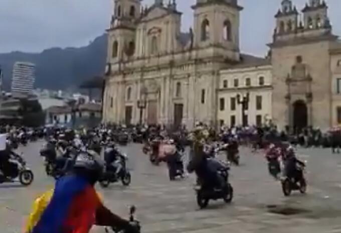 Motociclistas en la Plaza de Bolívar