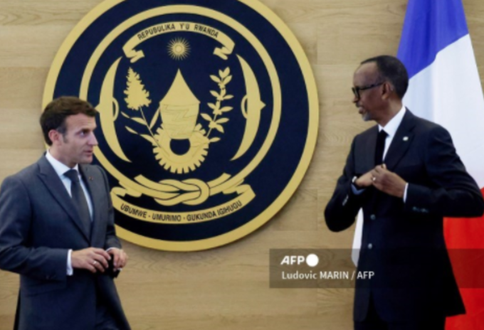 Presidente de Ruanda Paul Kagame con el presidente de Francia Emmanuel Macron
