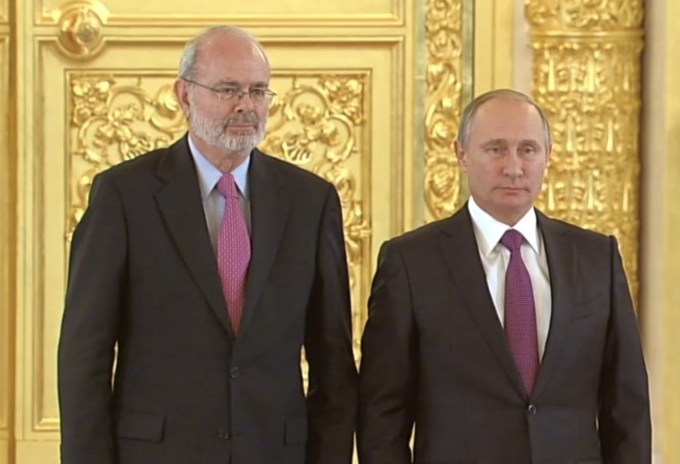 Embajador de Colombia en Rusia, Alfonso López Caballero, junto al presidente Vladimir Putin